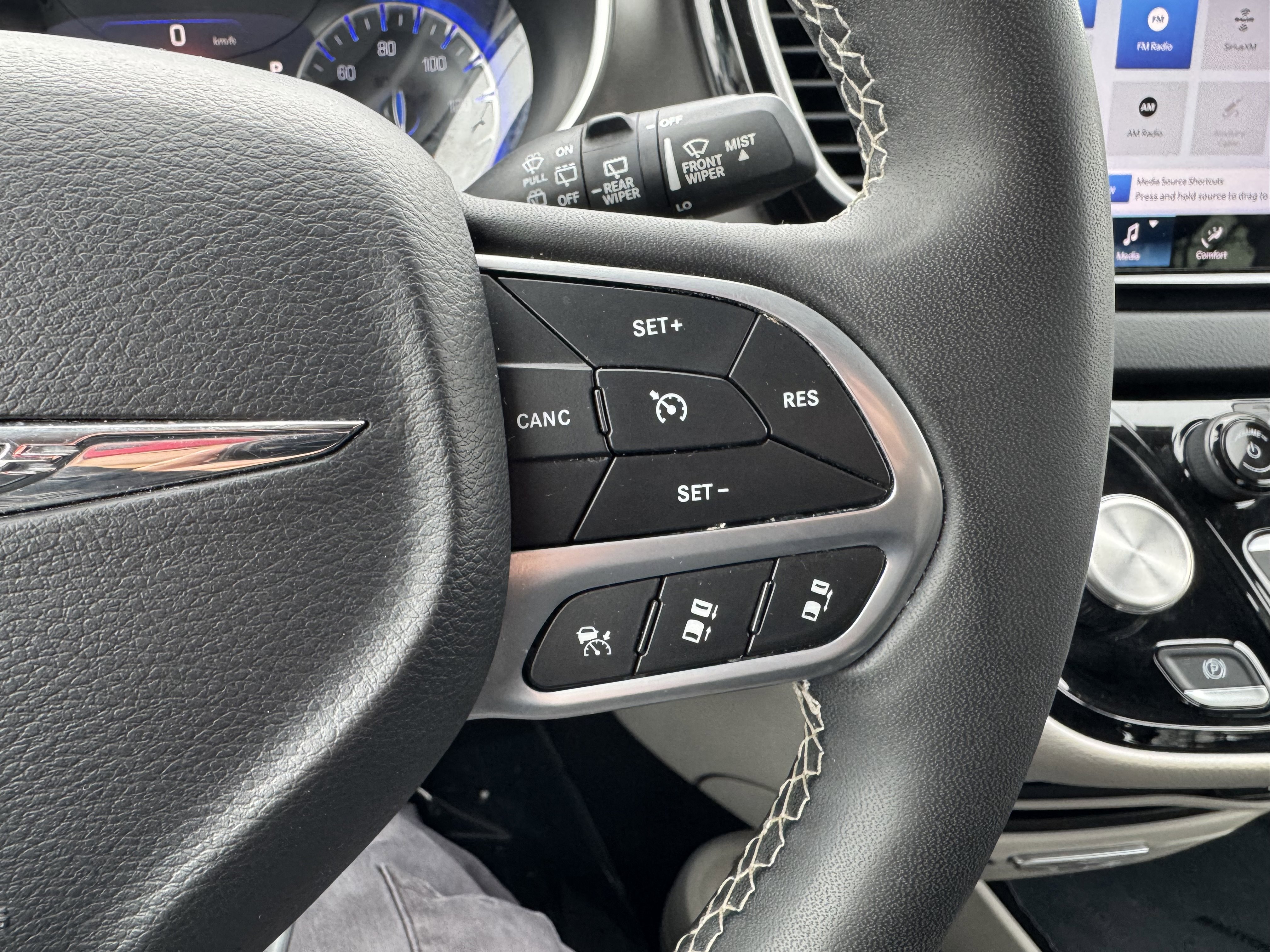 Used 2023 Chrysler Pacifica Touring-L image 30