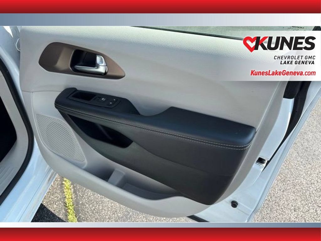 Used 2023 Chrysler Voyager LX FWD image 21