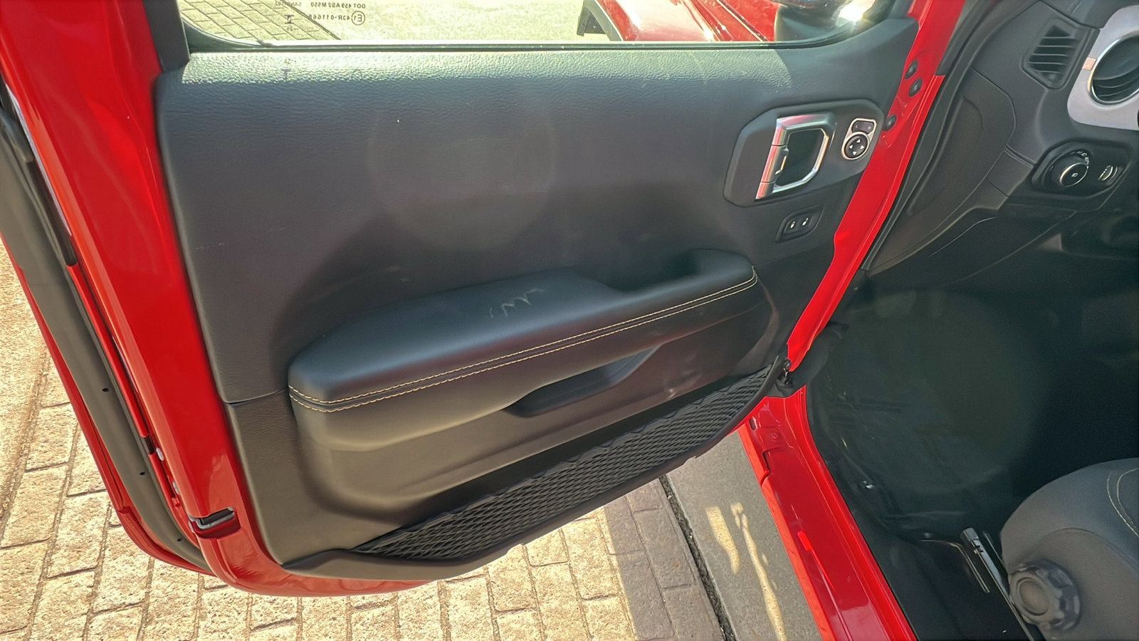 Used 2025 Jeep Wrangler Sahara image 14
