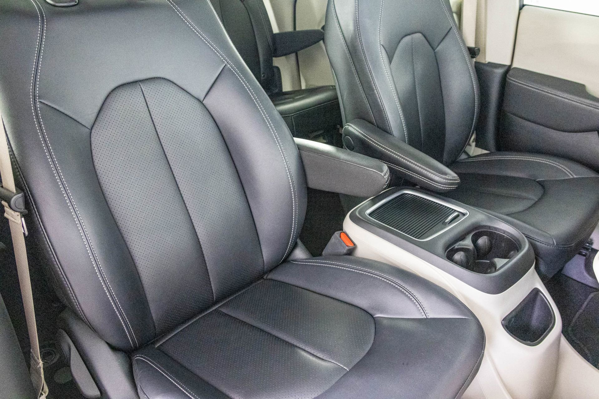 Used 2024 Chrysler Pacifica Touring-L image 44