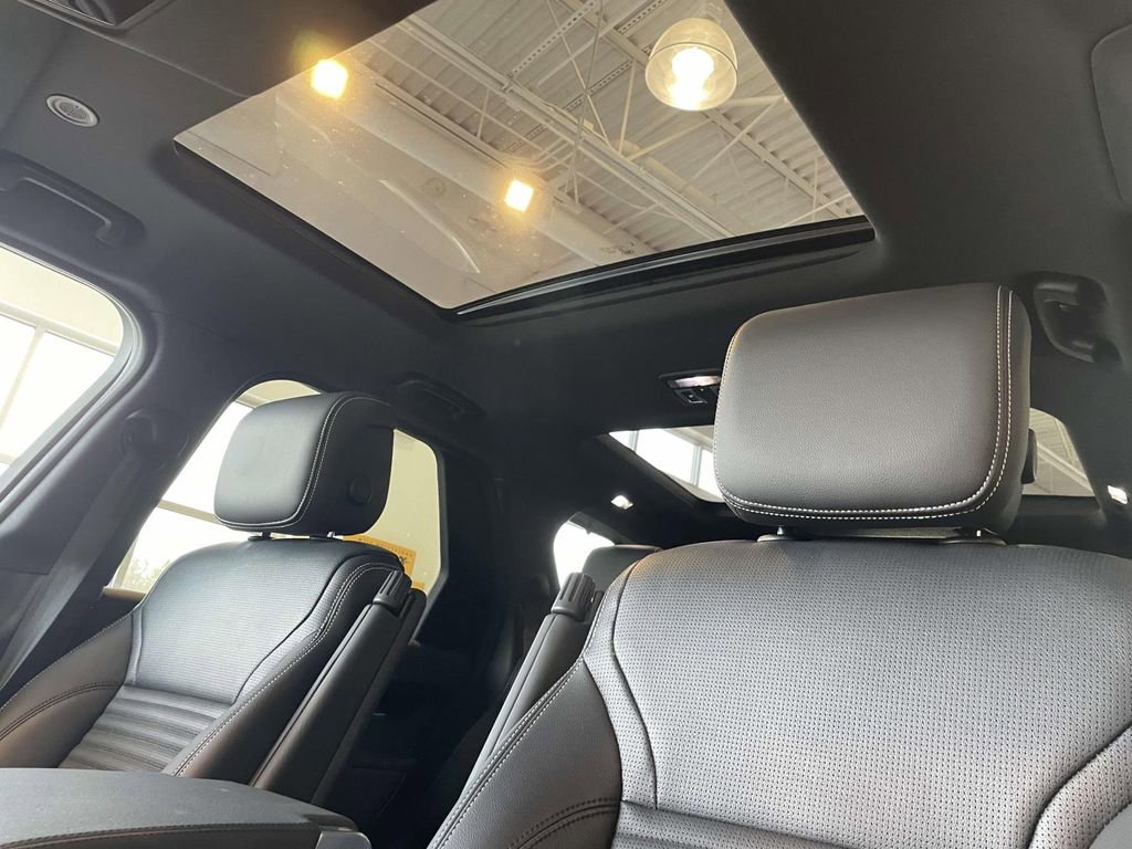 Used 2025 Land Rover Discovery S image 16