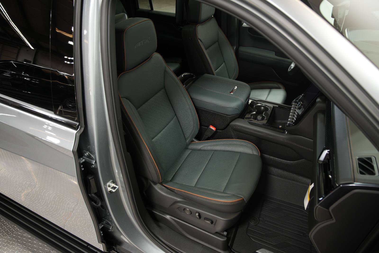 New 2026 GMC Yukon XL AT4 w/ AT4 Premium Plus Package AWD/4WD image 21