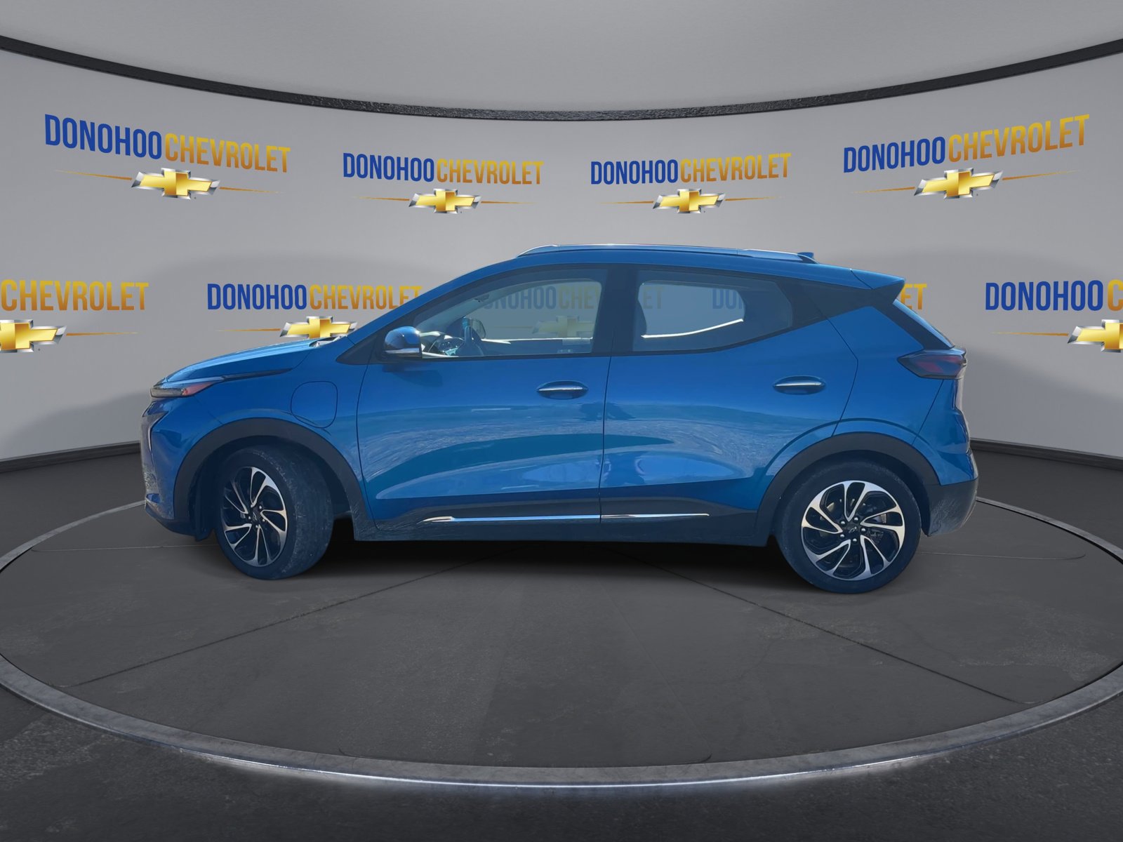 Used 2022 Chevrolet Bolt EUV Premier w/ Sun & Sound Package FWD image 5