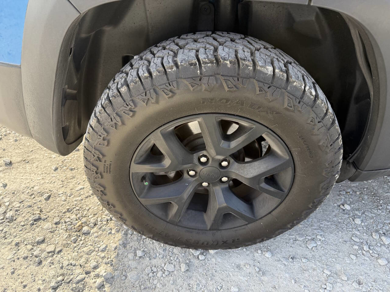 Used 2017 Jeep Cherokee Trailhawk w/ Cold Weather Group image 31