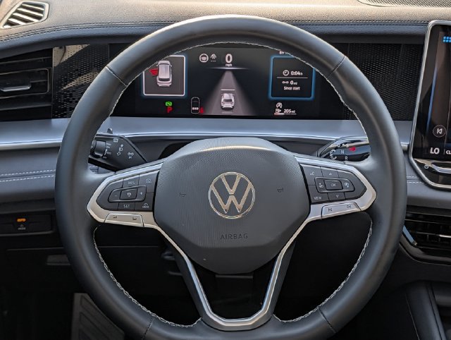 Used 2025 Volkswagen Tiguan SE FWD image 12
