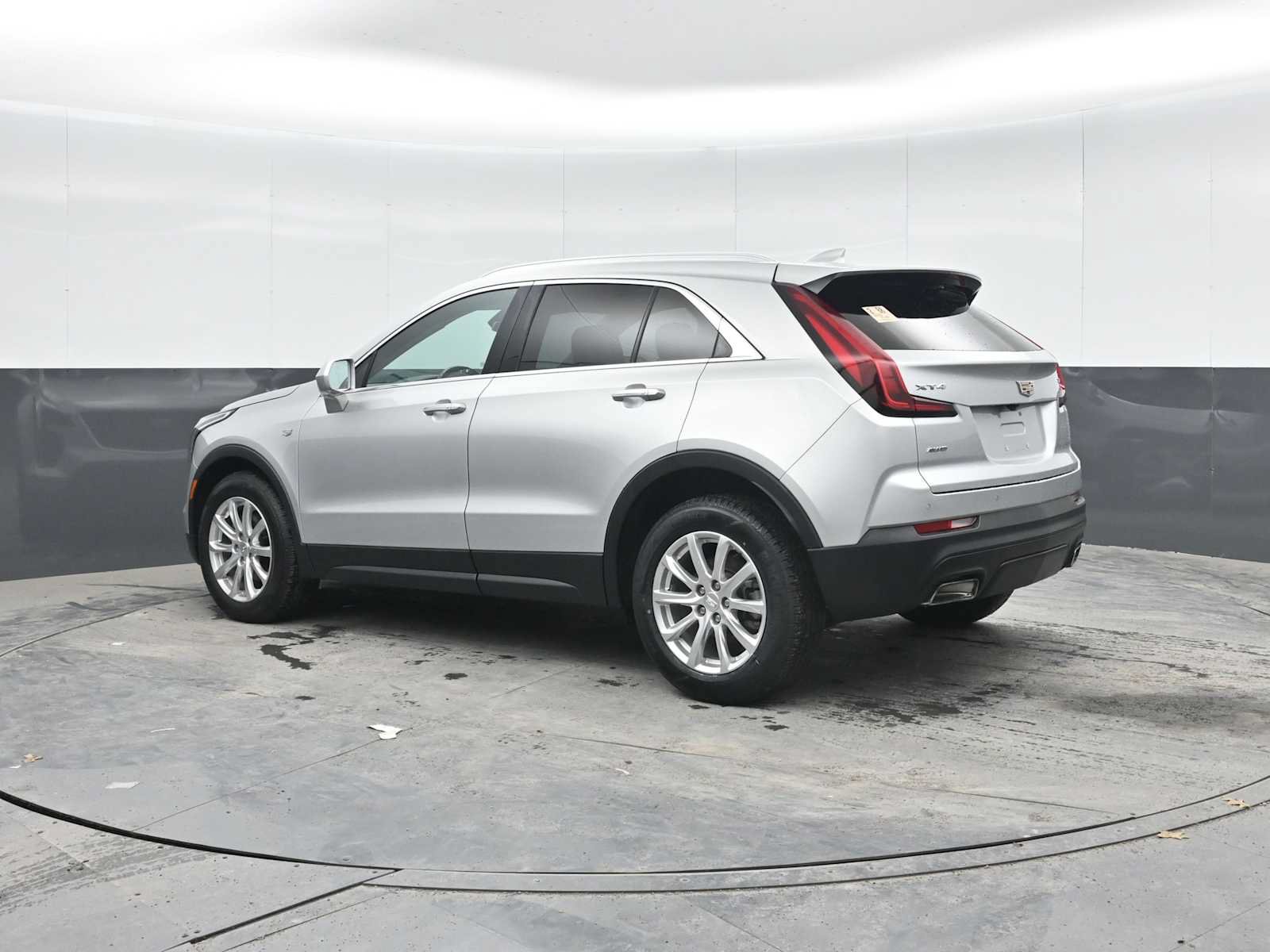 Used 2019 Cadillac XT4 Luxury w/ Cold Weather Package AWD/4WD image 2