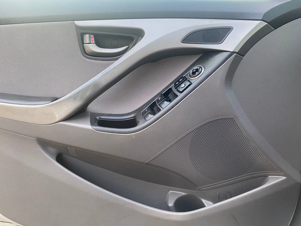 Used 2015 Hyundai Elantra SE w/ Option Group 02 FWD image 31