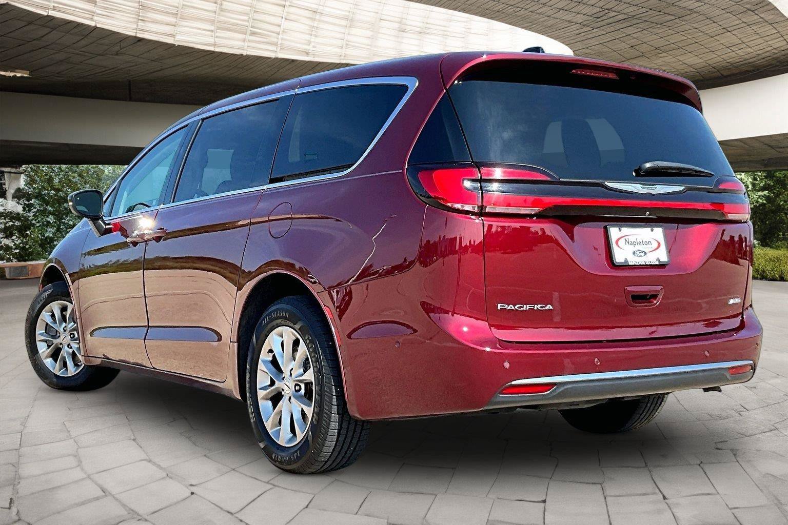 Used 2023 Chrysler Pacifica Touring-L AWD/4WD image 3