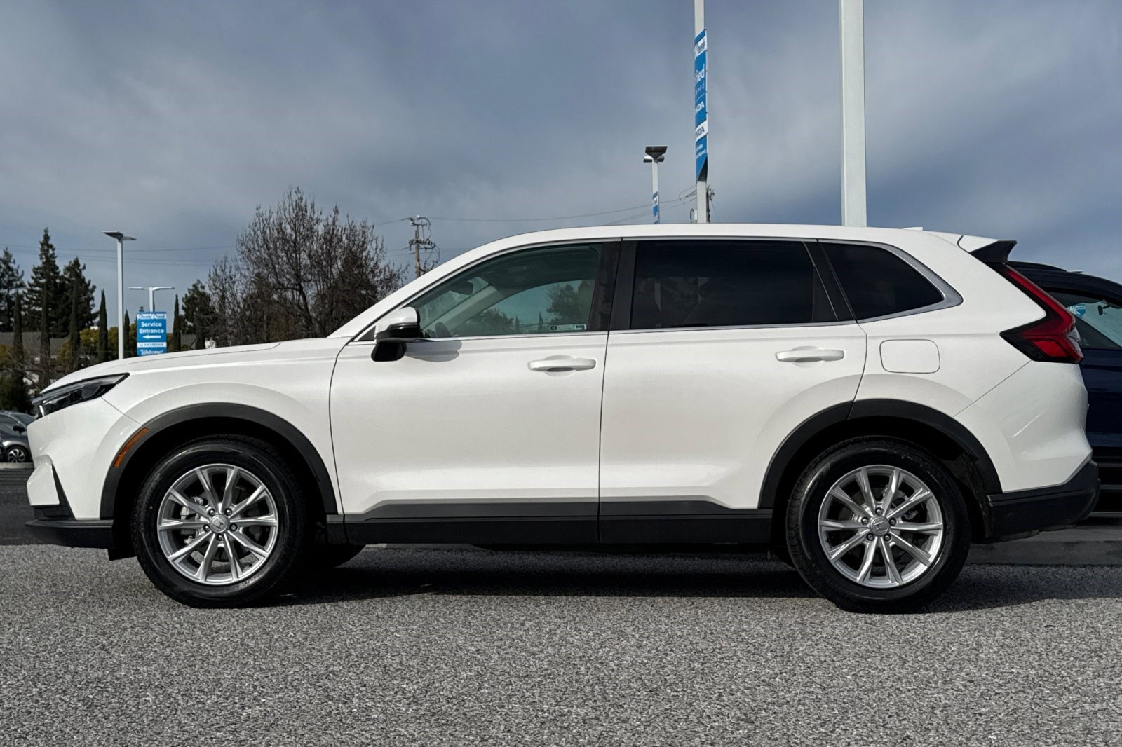 Used 2023 Honda CR-V EX-L image 2