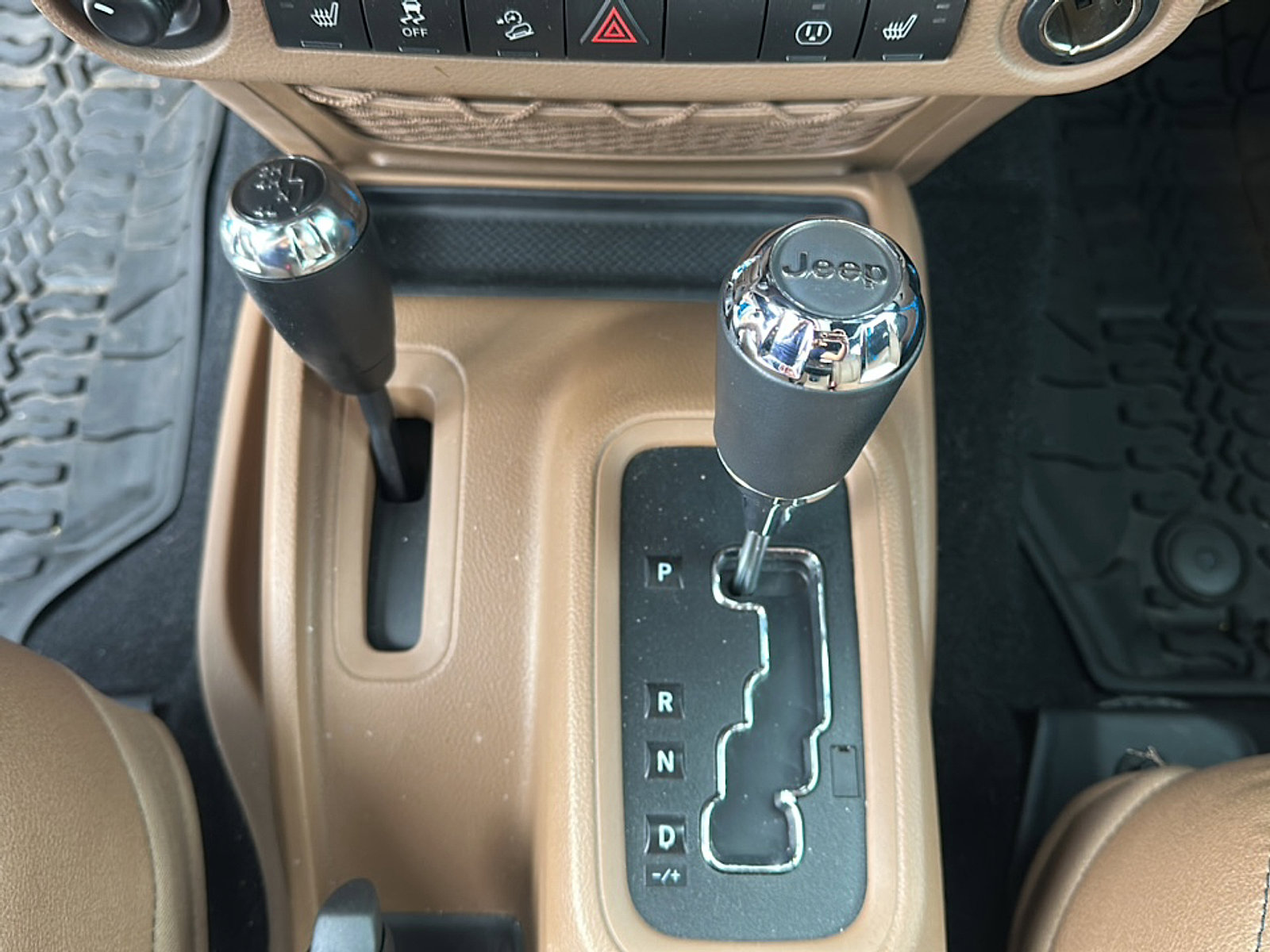 Used 2018 Jeep Wrangler Unlimited Sahara w/ Connectivity Group AWD/4WD image 30