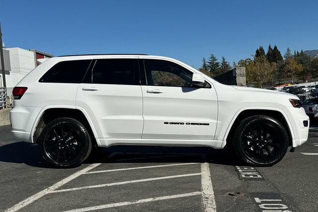 Certified 2022 Jeep Grand Cherokee Laredo X AWD/4WD image 3