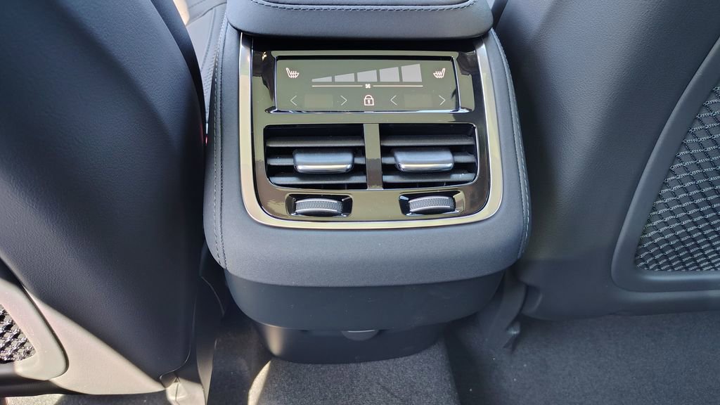 New 2026 Volvo XC90 B6 Plus w/ Protection Package Premier AWD/4WD image 30