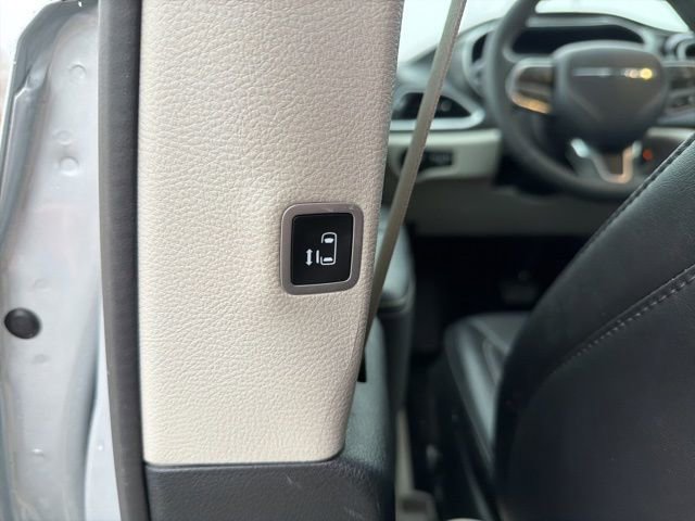 Used 2024 Chrysler Pacifica Touring-L image 18