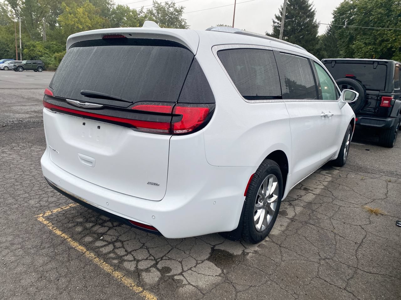 Used 2021 Chrysler Pacifica Touring-L w/ Premium & Safety Sphere Group AWD/4WD image 11
