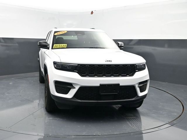 Used 2025 Jeep Grand Cherokee Altitude AWD/4WD image 2