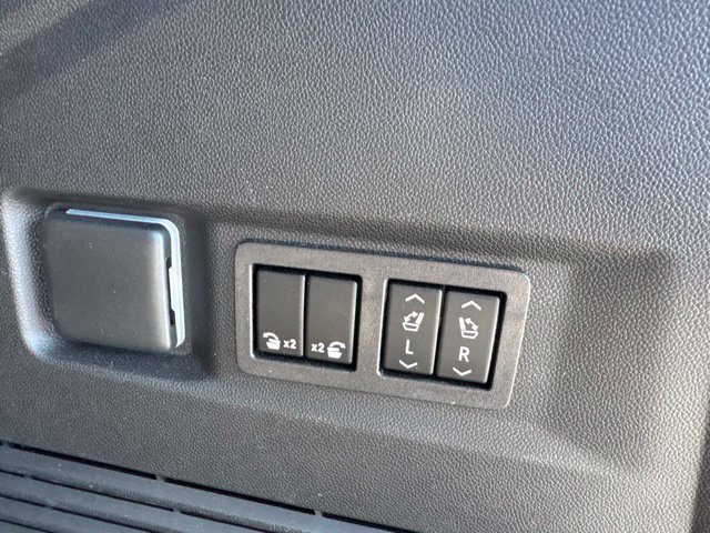 Used 2023 Chevrolet Tahoe High Country AWD/4WD image 15