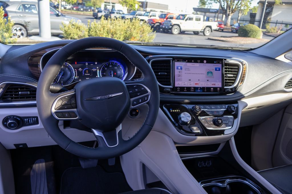 Used 2023 Chrysler Pacifica Limited FWD image 16
