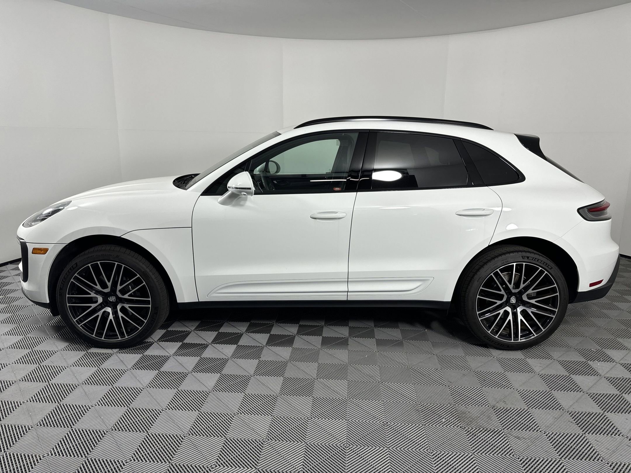 Certified 2025 Porsche Macan image 2