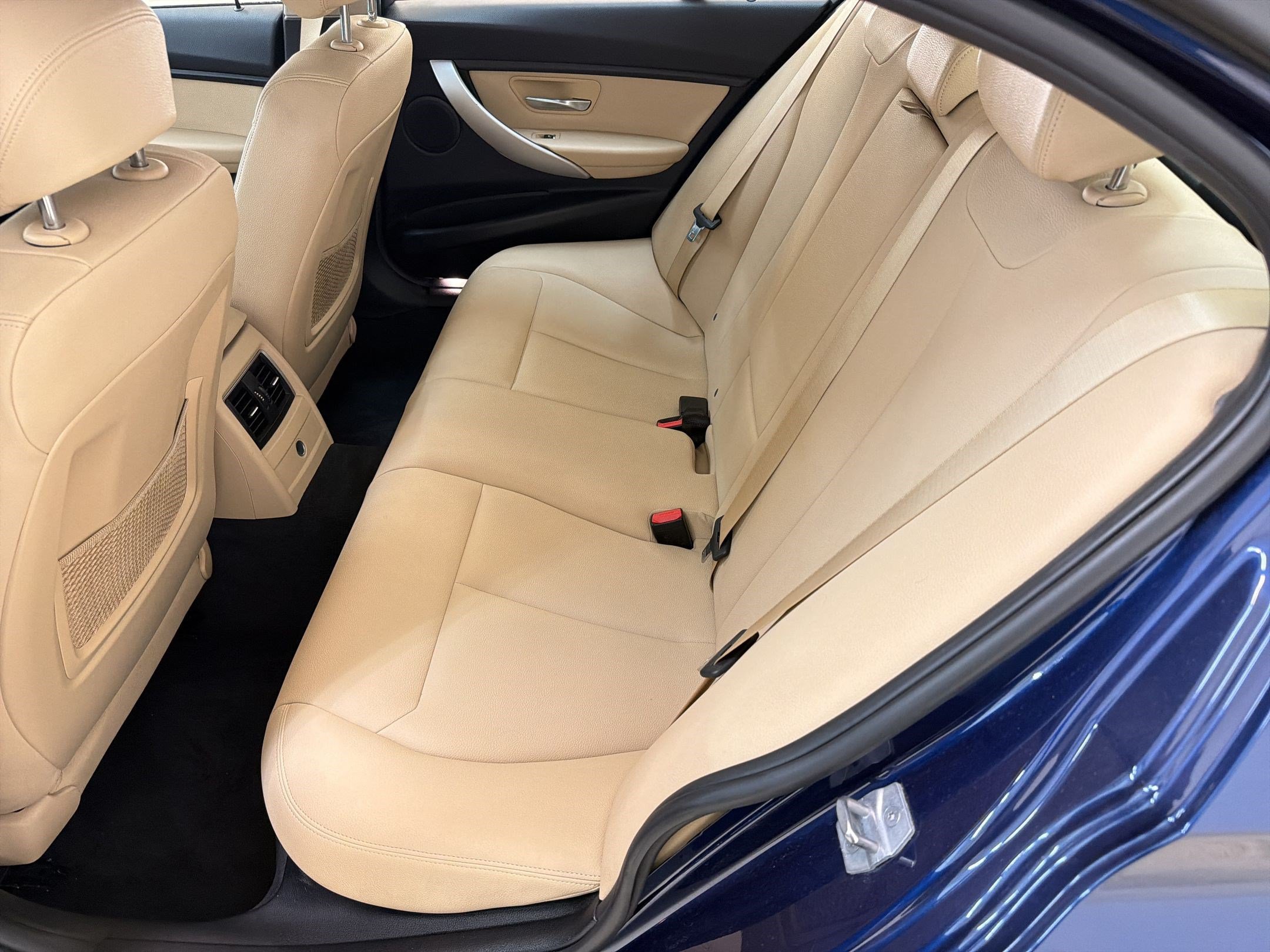 Used 2018 BMW 320i xDrive Sedan w/ Convenience Package AWD/4WD image 14
