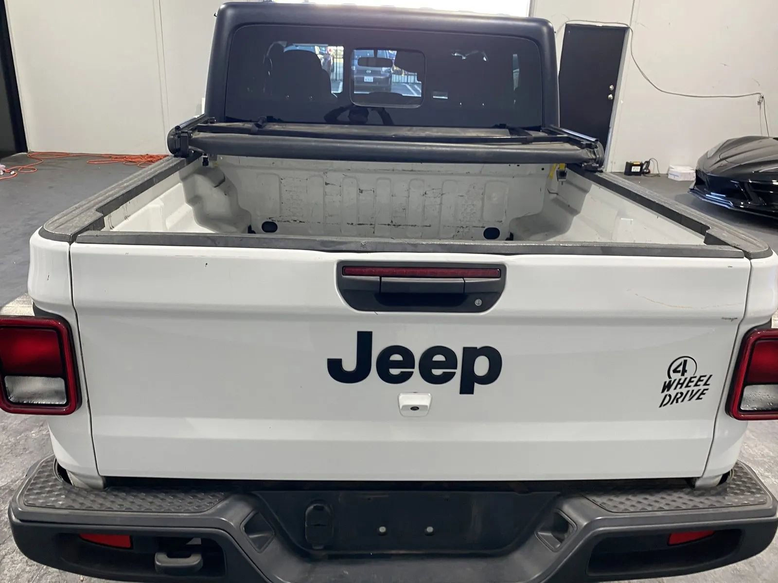 Used 2022 Jeep Gladiator Willys AWD/4WD image 8