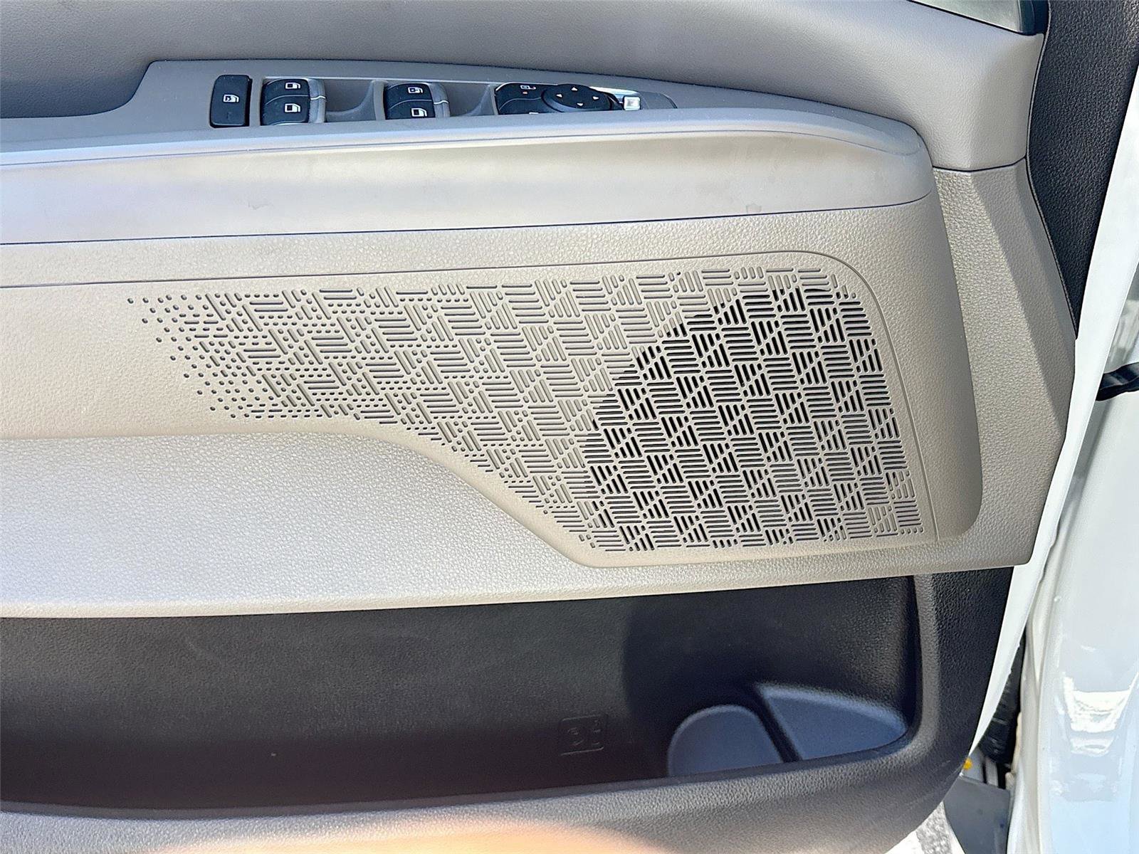 Used 2025 Kia Carnival FWD image 21