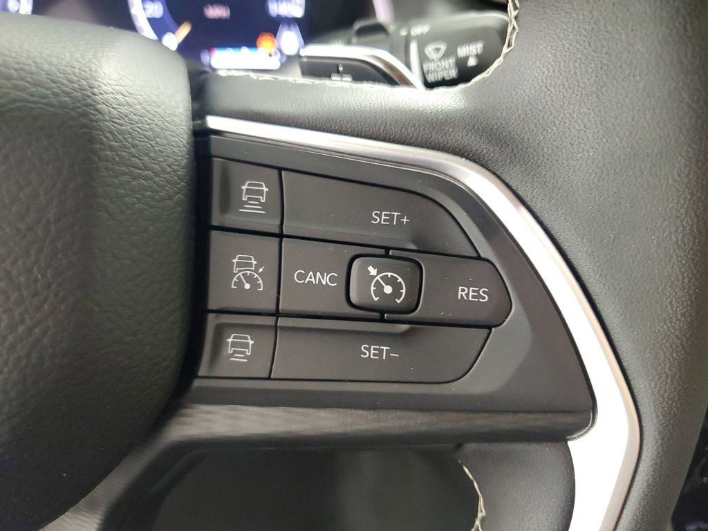 Used 2025 Jeep Grand Cherokee Laredo X image 24