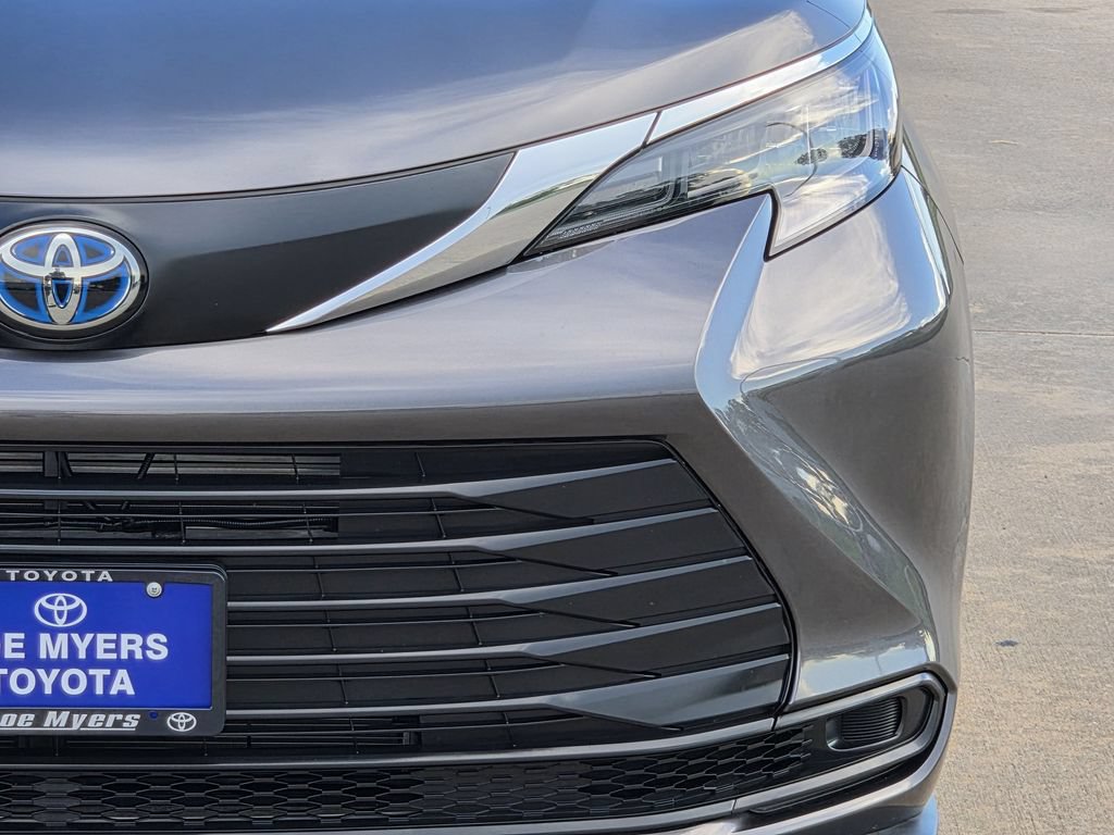 Used 2025 Toyota Sienna LE FWD image 4