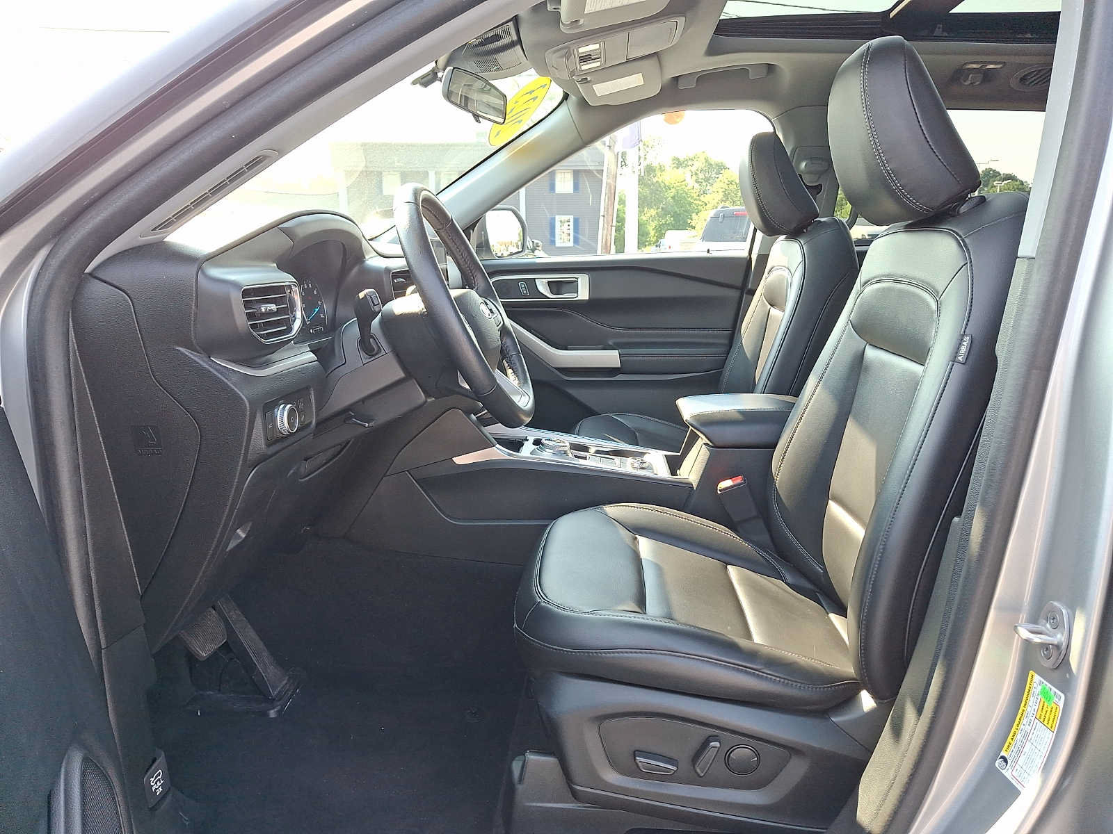 Certified 2023 Ford Explorer XLT w/ Equipment Group 202A AWD/4WD image 13