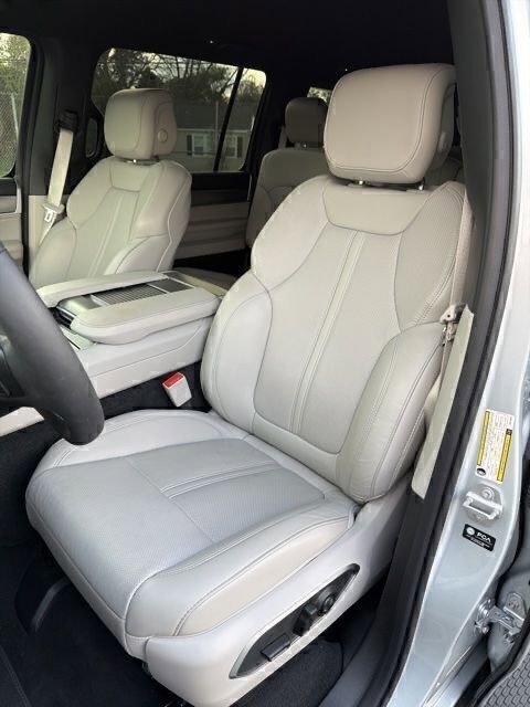 Used 2025 Jeep Wagoneer 4WD image 8