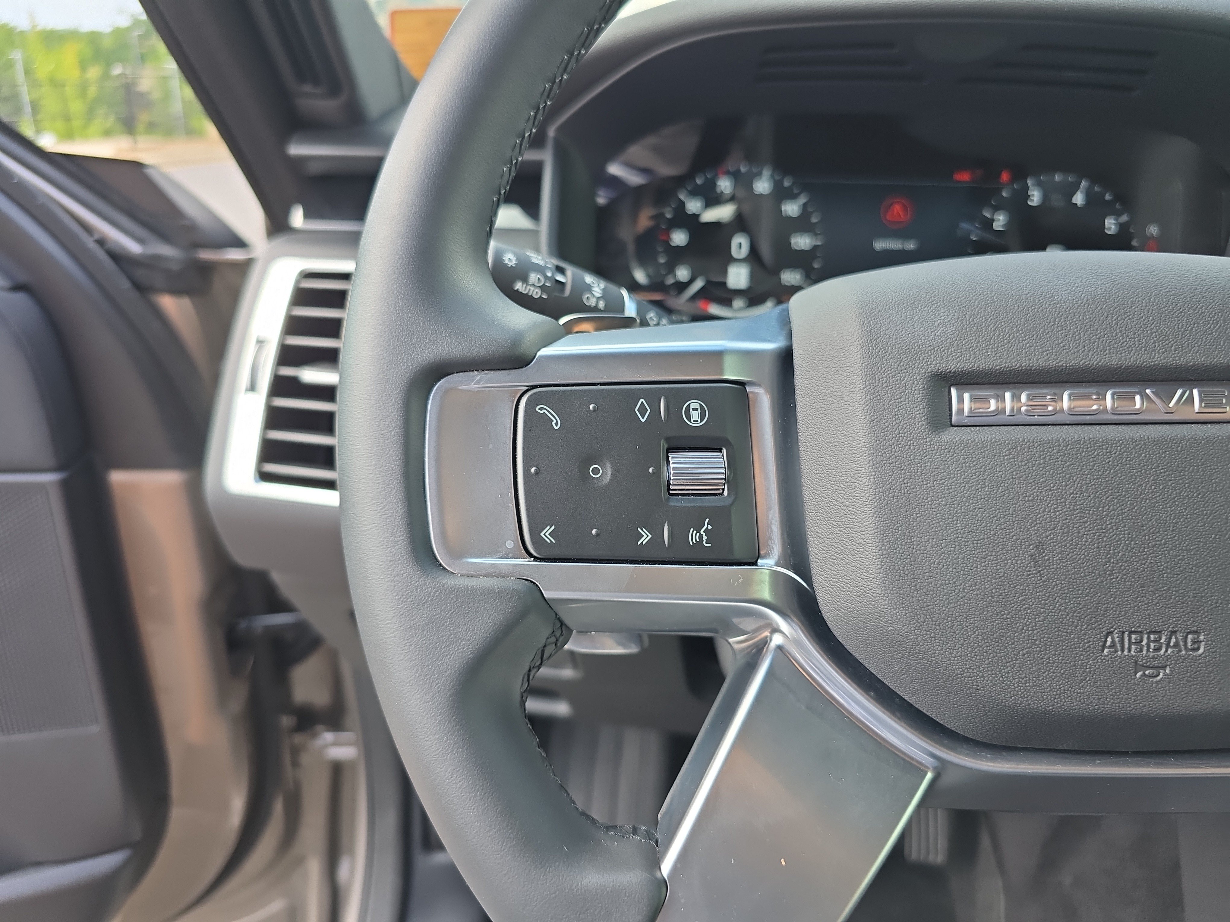 Certified 2025 Land Rover Discovery S AWD/4WD image 35