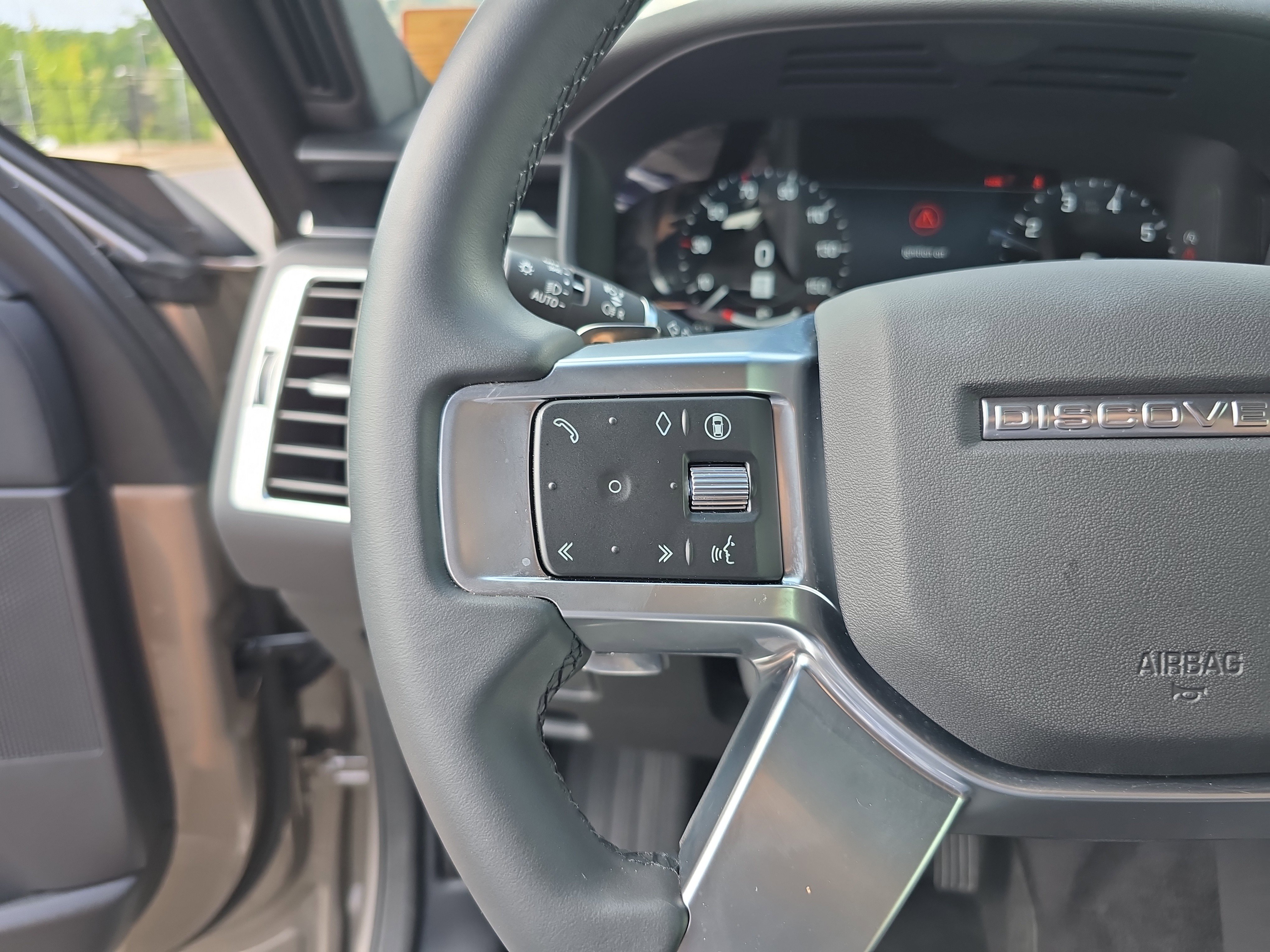 Certified 2025 Land Rover Discovery S AWD/4WD image 35