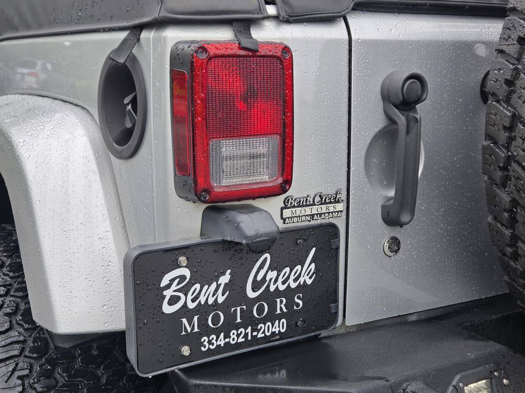 Used 2012 Jeep Wrangler Unlimited Sahara w/ Connectivity Group AWD/4WD image 9