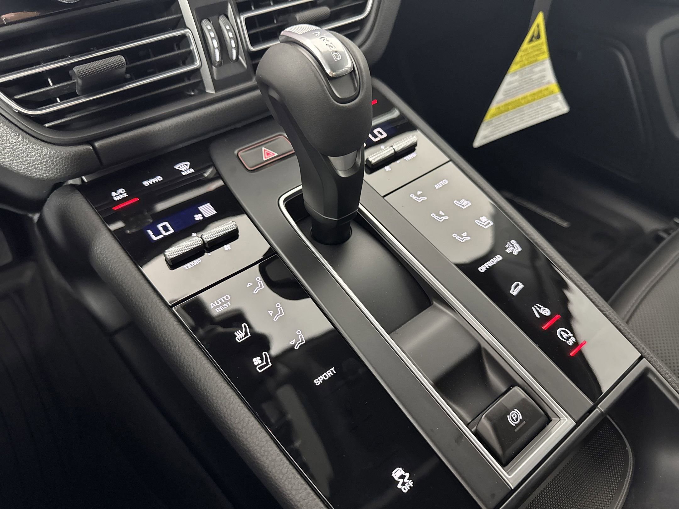 Certified 2025 Porsche Macan AWD/4WD image 20