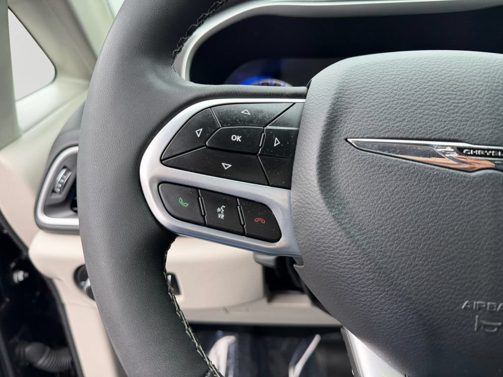 Used 2024 Chrysler Pacifica Touring-L FWD image 21