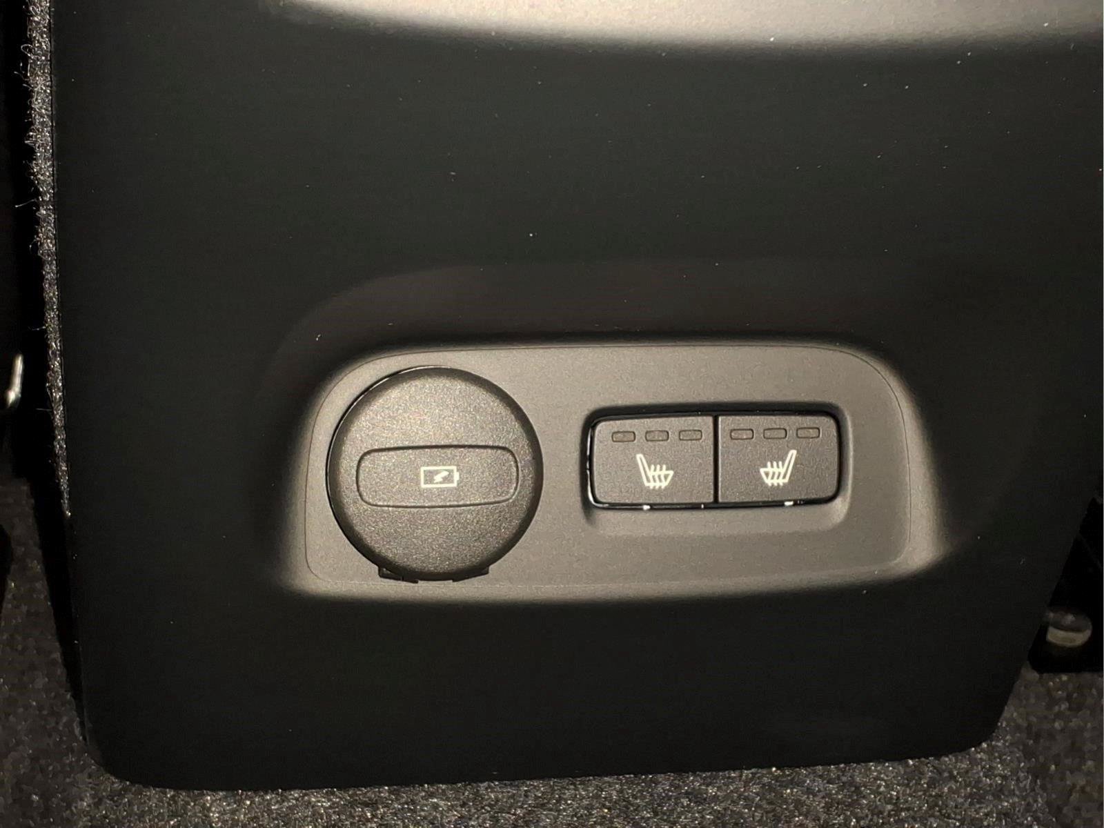 New 2026 Volvo XC40 B5 Plus w/ Climate Package AWD/4WD image 8