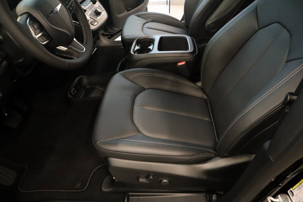 New 2026 Chrysler Pacifica Select image 14