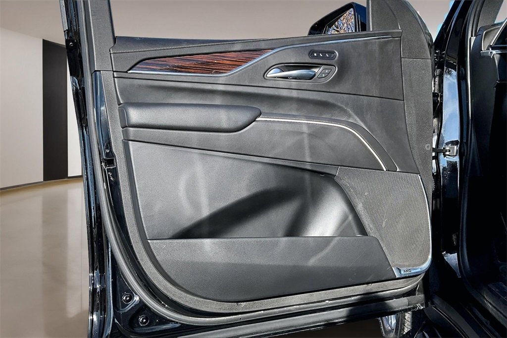 Used 2021 Cadillac Escalade Premium Luxury image 18