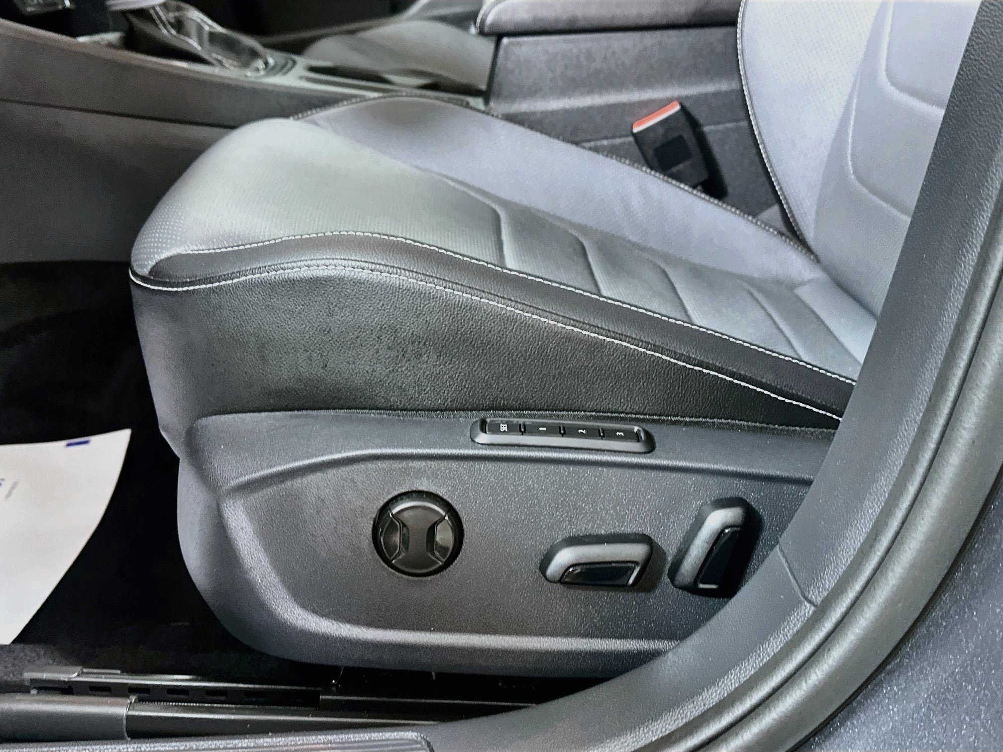 Used 2025 Volkswagen Jetta SEL FWD image 19