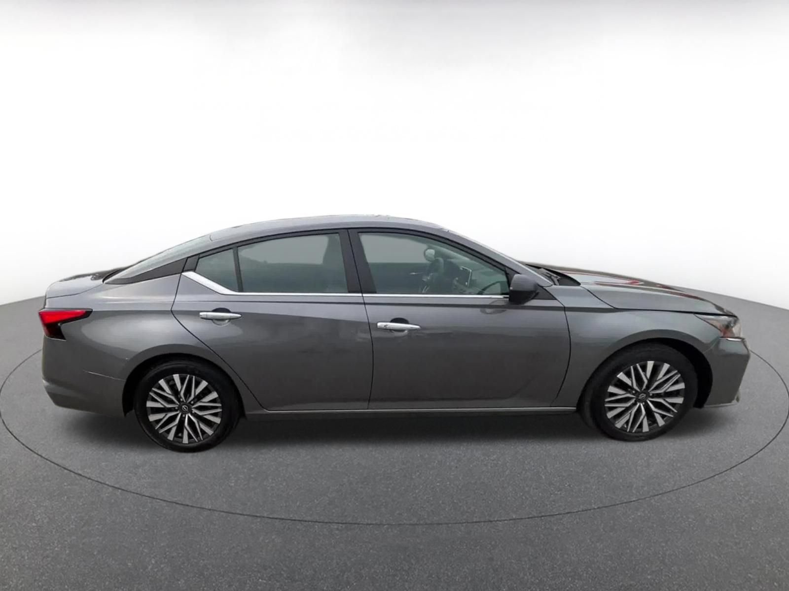 Used 2025 Nissan Altima 2.5 SV FWD image 15