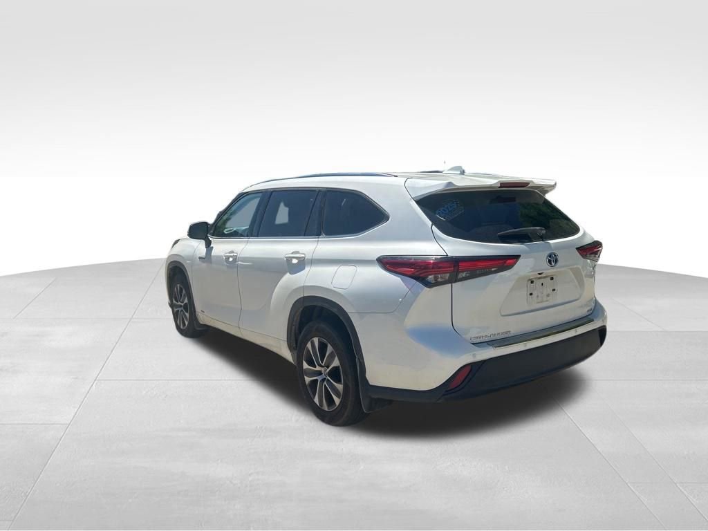 Used 2021 Toyota Highlander XLE AWD/4WD image 3