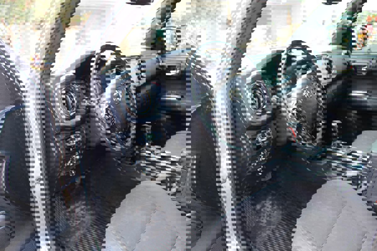 Used 2017 Toyota Tacoma TRD Off-Road image 7