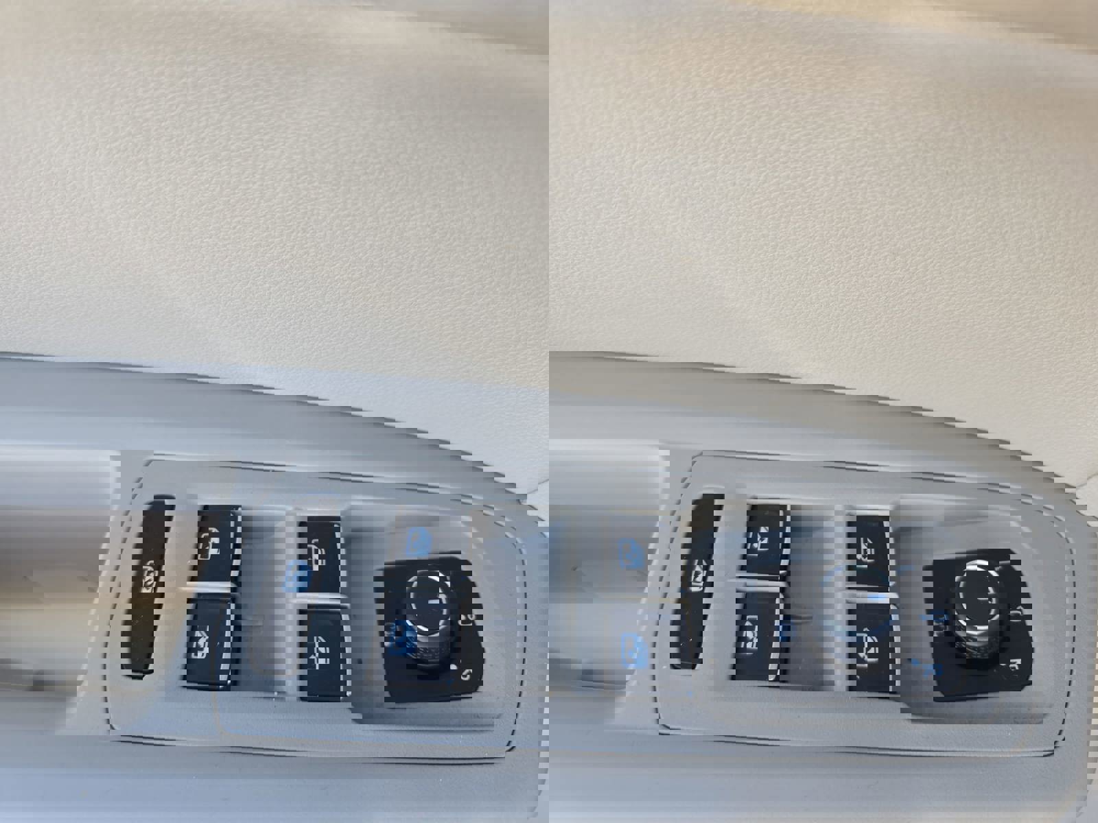 Used 2018 Volkswagen Atlas SEL w/ R-Line Package image 28