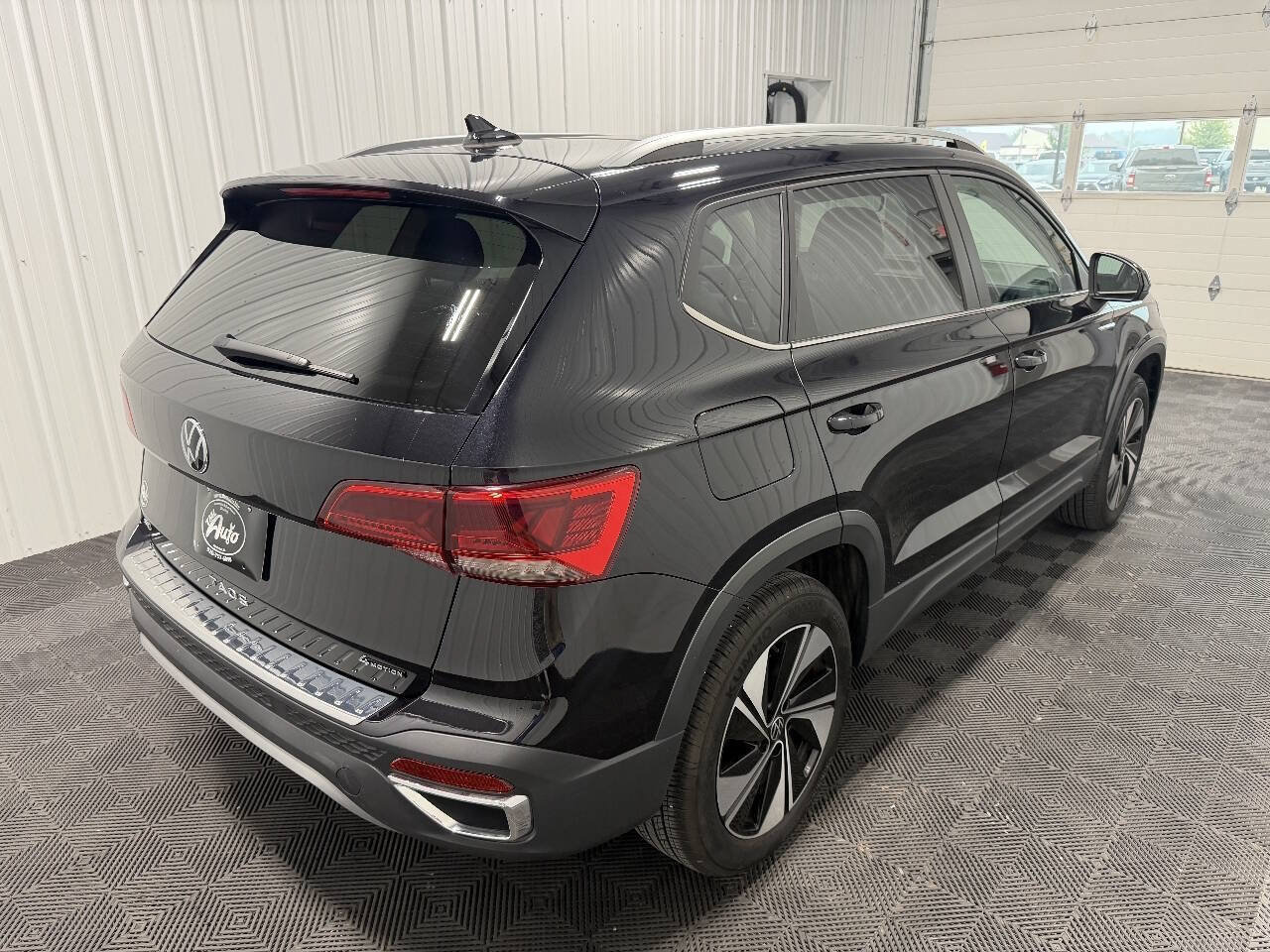 Used 2023 Volkswagen Taos SE w/ Panoramic Sunroof Package AWD/4WD image 3