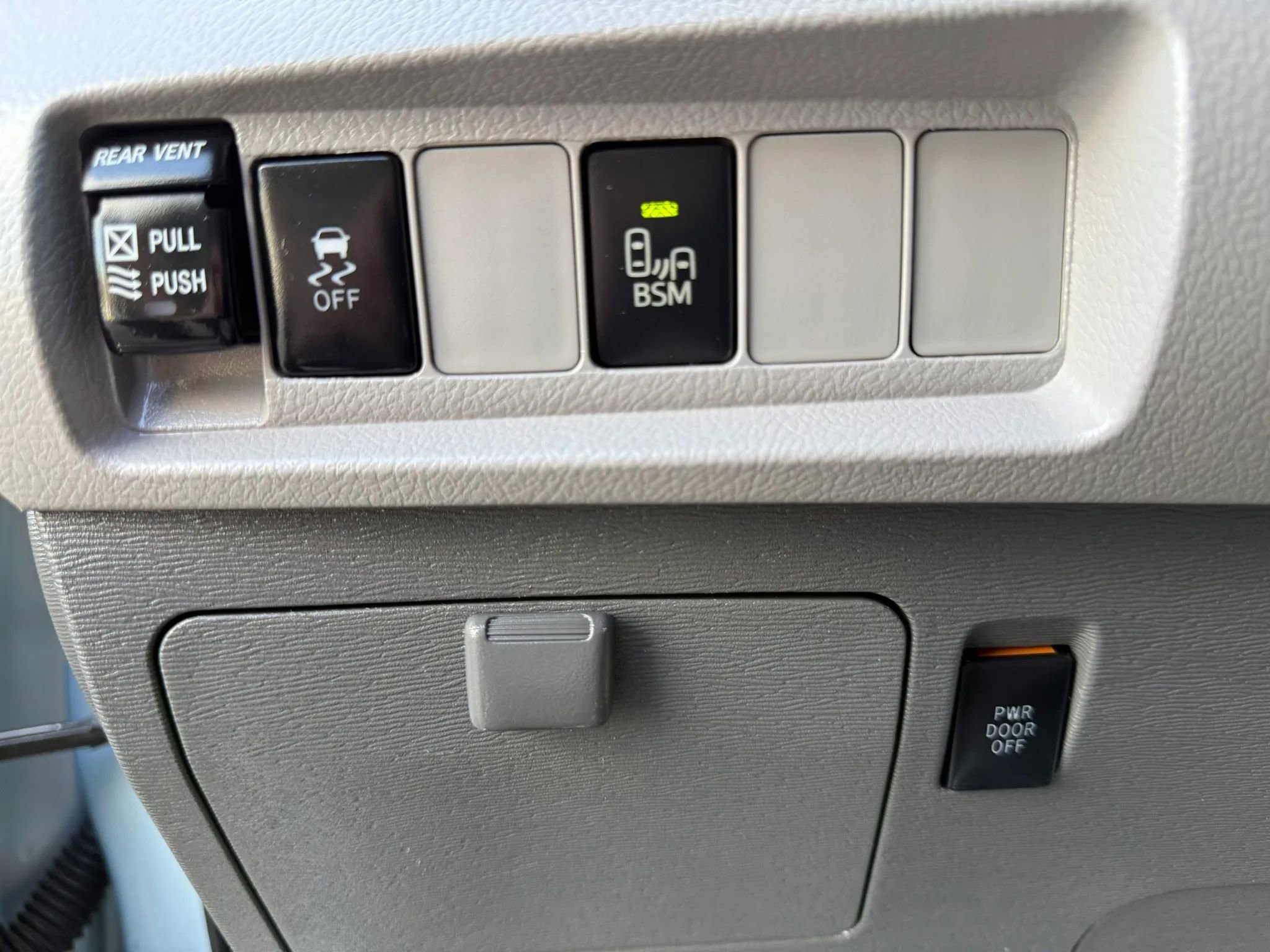 Used 2015 Toyota Sienna XLE image 32