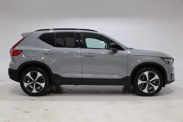 Used 2025 Volvo XC40 B5 Plus AWD/4WD image 8