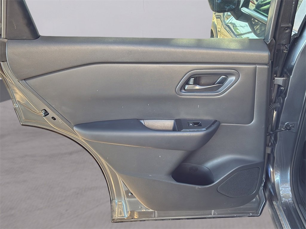 Used 2024 Nissan Rogue S image 15