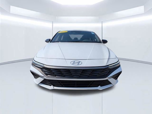 Certified 2025 Hyundai Elantra SEL FWD image 9