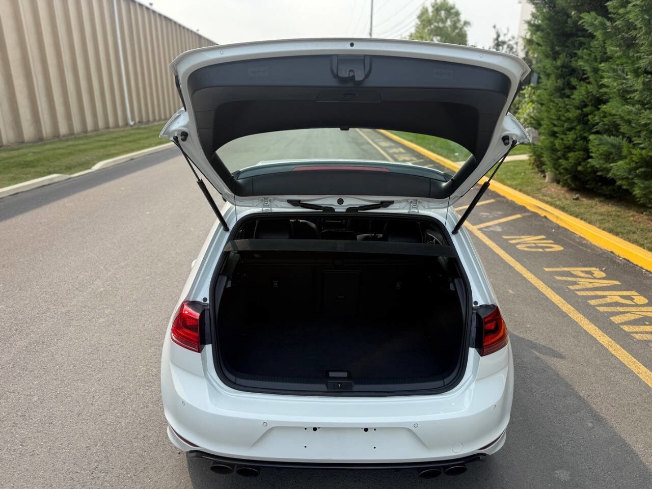 Used 2015 Volkswagen Golf R 4-Door image 37