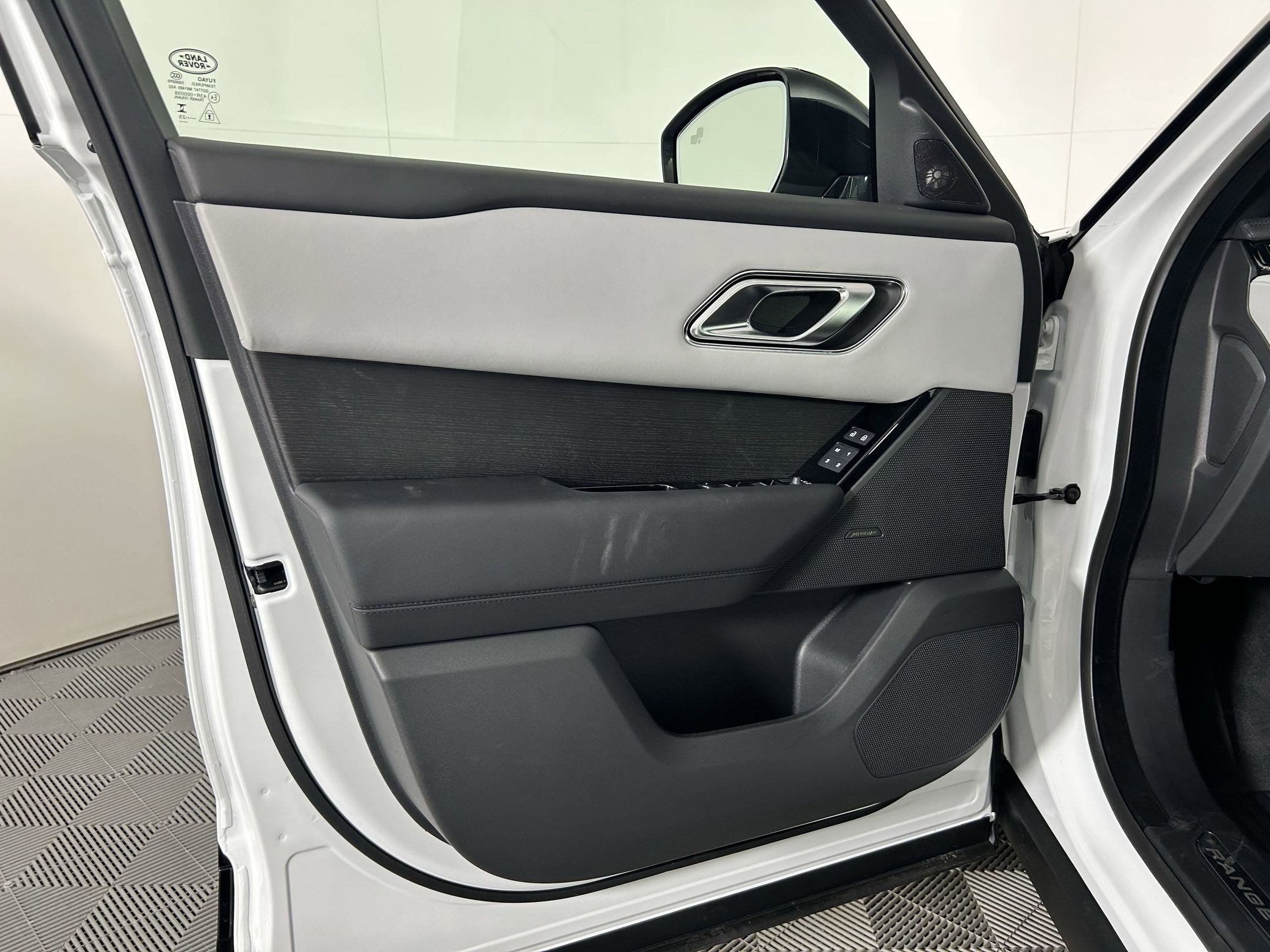 New 2026 Land Rover Range Rover Velar Dynamic SE image 20