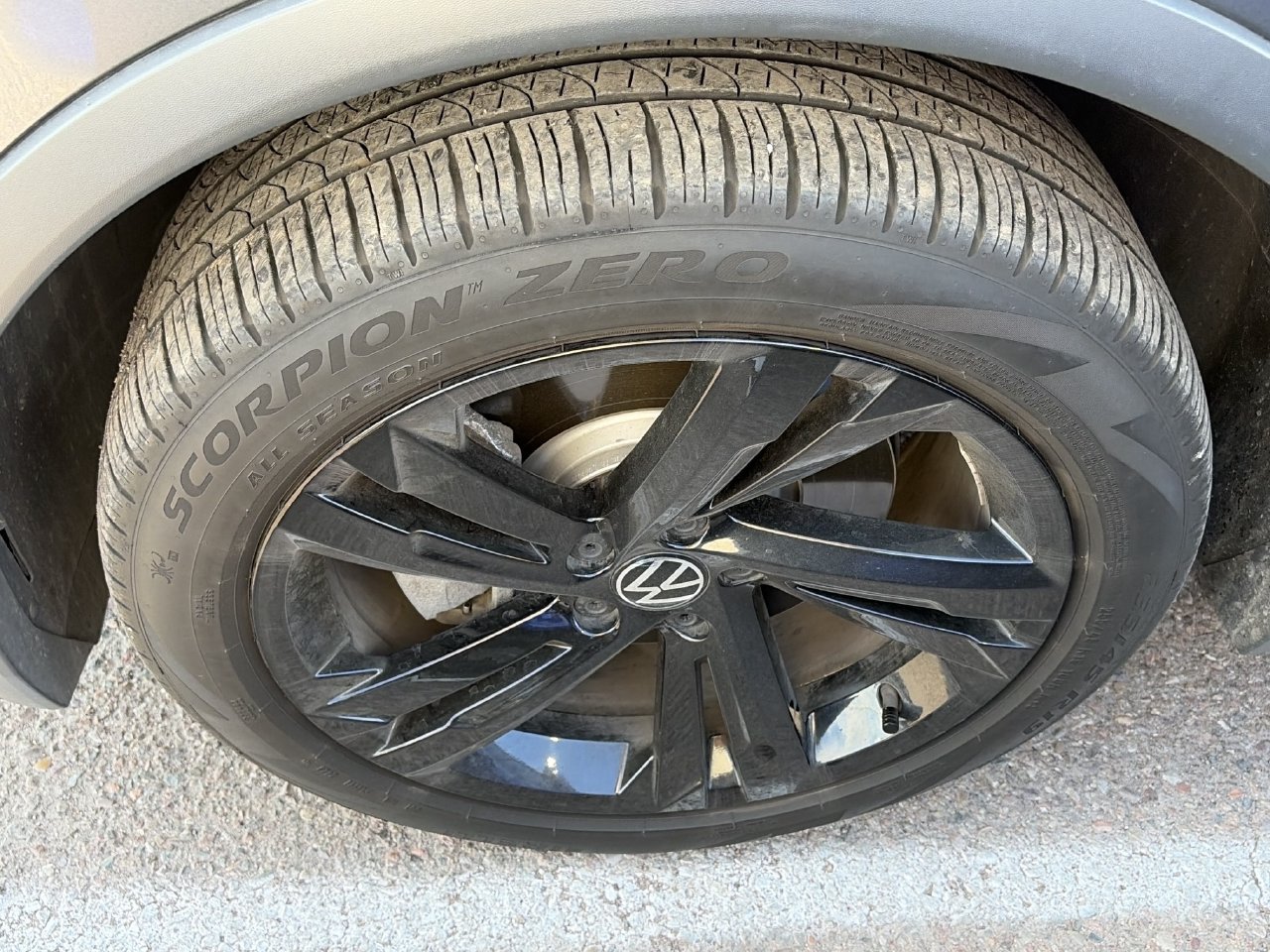 Used 2024 Volkswagen Tiguan SE R-Line FWD image 5